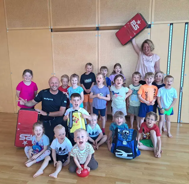 Die Kinder und Mamas lernten von Polizist Wolfgang Taferner einige Tricks für den Ernstfall. | Foto: Kindergarten Mariahof