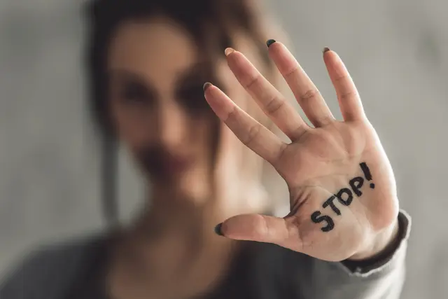 Gewalt trifft Frauen jeden Alters, unabhängig von Herkunft, Religion oder sozialem Hintergrund. Bei der Prävention gilt es, möglichst früh anzusetzen. | Foto: stock.adobe.com/VadimGuzhva 