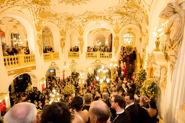 "Sehen und gesehen werden" lautet das Motto auf der Feststiege. | Foto: Kanizaj/Luef