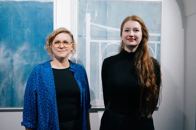 Ausstellung im Ybbstal: Verena Mayrhofer von der Koordinationsstelle Bildende Kunst der Kulturvernetzung Niederösterreich) und Künstlerin Lea Liebl | Foto: Daniela Bachler