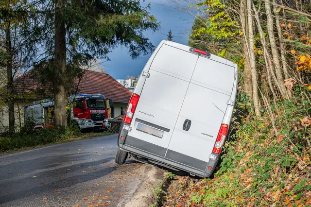 Ein Kleintransporter war nach einem Ausweichmanöver von der Straße abgekommen und im angrenzenden Straßengraben zum Stillstand gekommen.  | Foto: Team fotokerschi