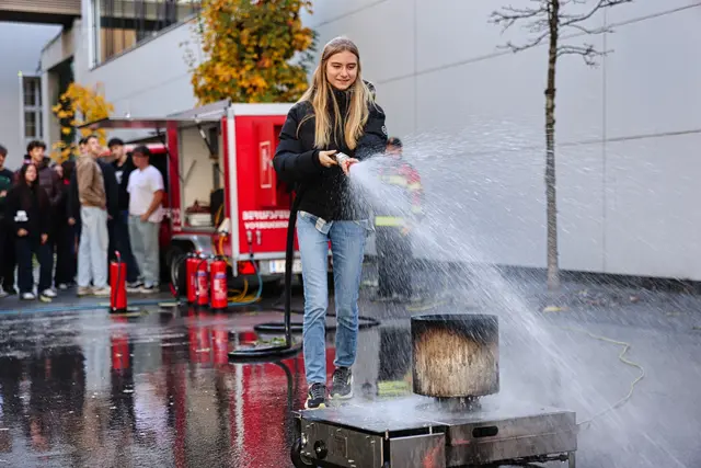Das Löschen eines Feuers zählt Jahr für Jahr zu den großen Highlights. | Foto: HTL1 Bau&amp;Design