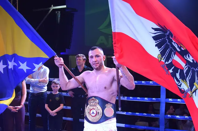 Brachte die Stimmung der Boxsportfans nach dem Kampf noch einmal an den "Siedepunkt" - Edin Avdic mit der Fahne des Veranstalterlandes und Österreichs. | Foto: Schwaighofer
