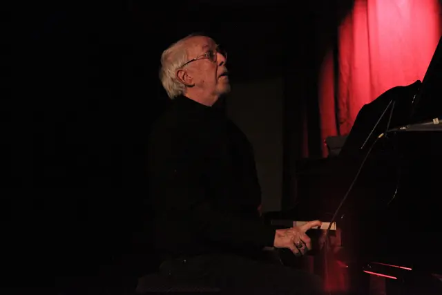 Achtsam wurde jeder eigene Ton gespielt und ebenso achtsam rückte Bob James seine Mitmusiker in die Mitte des Geschehens.