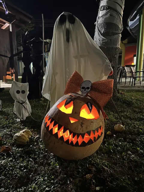 Der Platz vor der Dorfstube war gruselig dekoriert. | Foto: Doris Gumhalter