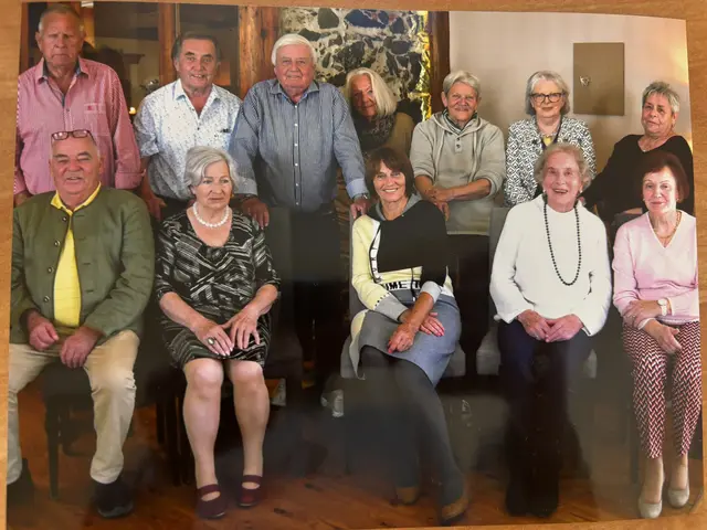Geim Gasthof Schumi trafen sich die Volksschüler nach 70 Jahren - auch Lehrerin Erna Unterköfler war dabei.  | Foto: Privat