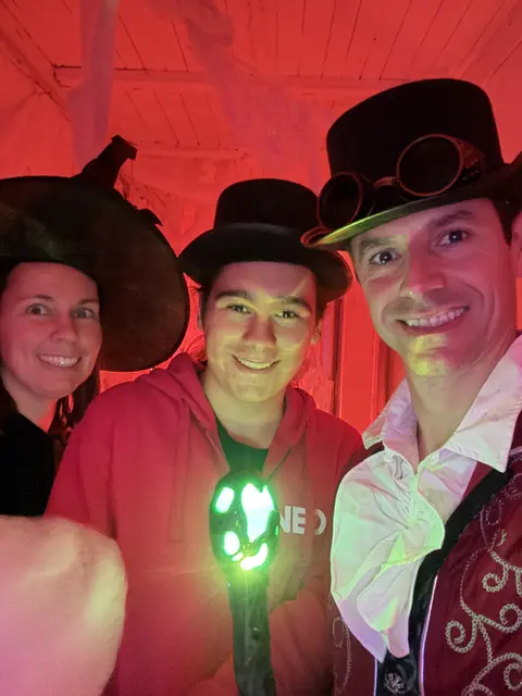 NEOS luden zu einem schaurig-schönen Halloween-Abend mit Rätseln, Spaß und gutem Zweck.
 | Foto: NEOS