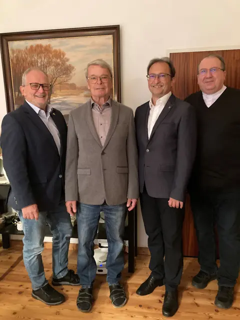 Bürgermeister Leopold Zwickelstorfer, Jubilar Karl Ujhelyi, Ortsvorsteher und Gemeinderat Werner Zwickelstorfer und Pater Dariusz | Foto: Gemeinde Scharndorf