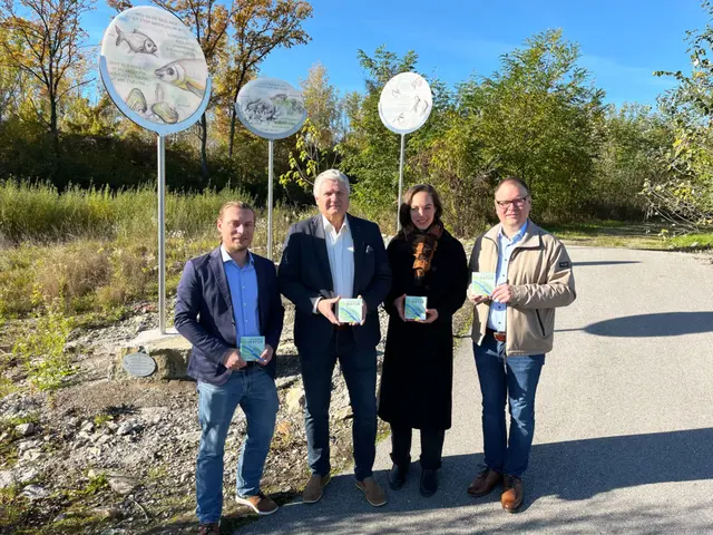 Werner Brunner (Ortsvorsteher Altenwörth und Gigging), Heinz Allmer (Werksgruppenleiter Untere Donau), Paloma Schreiber (Autorin und Künstlerin), Franz Aigner (Bürgermeister Kirchberg/Wagram). | Foto: Verbund