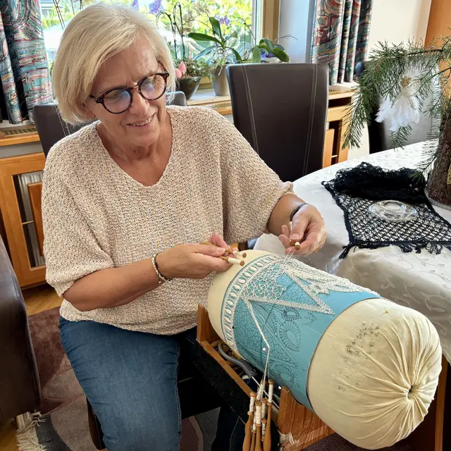 Isolde Nössler beim Klöppeln – seit rund 25 Jahren geht sie diesem Handwerk nach. | Foto: MeinBezirk/Katharina Weber