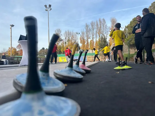 Die Stöcke werden über die Kunststoffbahn geschossen. Daher muss man nicht auch erst auf eiskalte Temperaturen warten.  | Foto: BV17