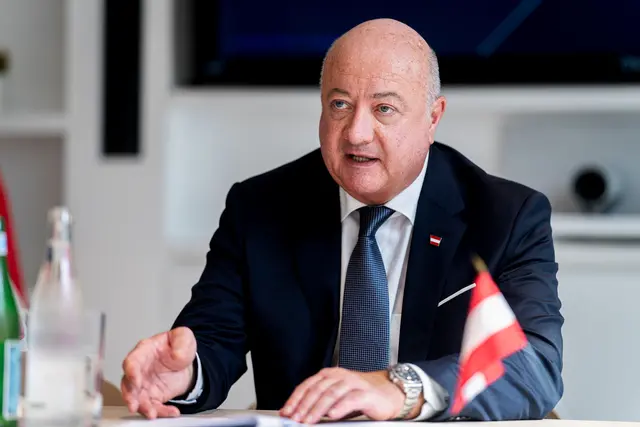 Bundeskanzler Christian Stocker will den Österreich-Aufschlag bei Lebensmitteln durch ein EU-weites Verbot beseitigen.  | Foto: BKA/Archiv