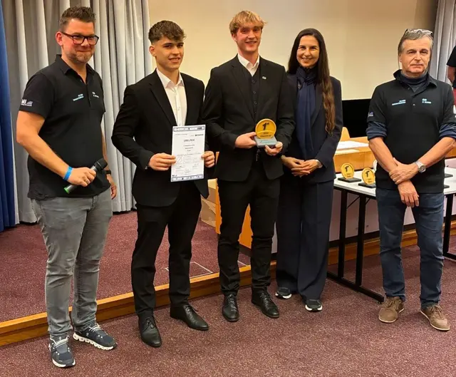 Gewinn Überreichung an Simon Dornhofer und Andreas Buchegger durch Andrea Pichler (4. v. l.) | Foto: HTL Weiz