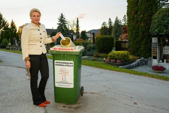 Stadträtin Sandra Wassermann, BA, verweist auf die eigene Kerzenwachs-Sammelstelle am Friedhof Annabichl. | Foto: SK/Hude