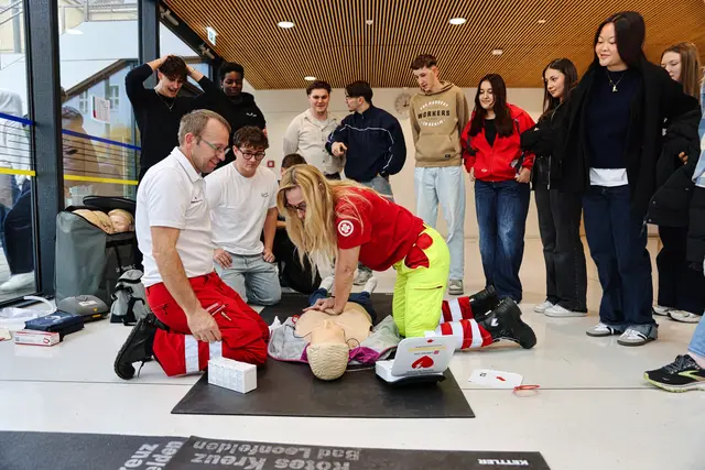 Bestens vorbereitet für die Baustelle: Die Schüler lernten wichtige Verhaltensmuster bei Notfällen, beispielsweise auf einer Baustelle, kennen. | Foto: HTL1 Bau&amp;Design