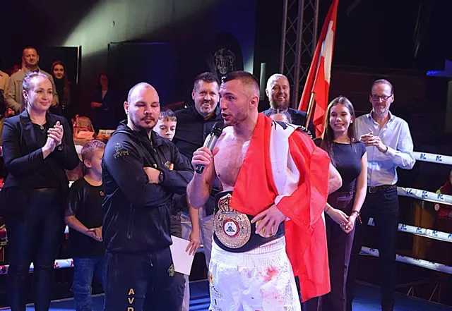 Trainer Manuel Schwarzl (li.) und Edin Avdic bei seinem Statement nach dem Kampf. | Foto: Schwaighofer