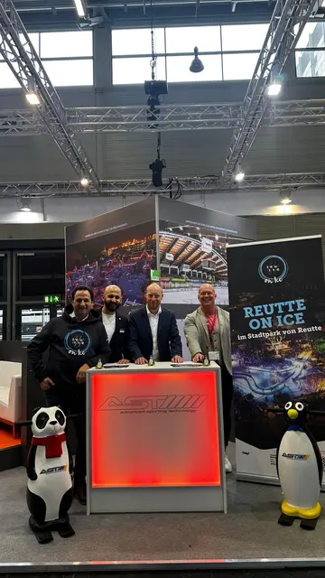 Auf der Fachmesse FSB 2025 in Köln warb die Firma AST auf ihrem Stand bereits für Reutte on Ice. | Foto: AST