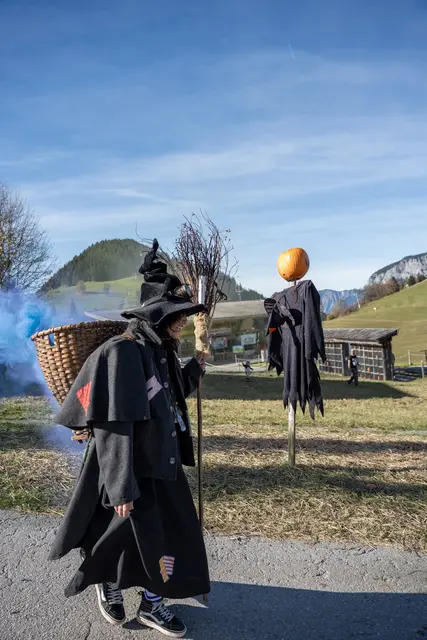 Die Hexen verschenkten am Ende alle verbliebenen Kürbisse.  | Foto: Berger