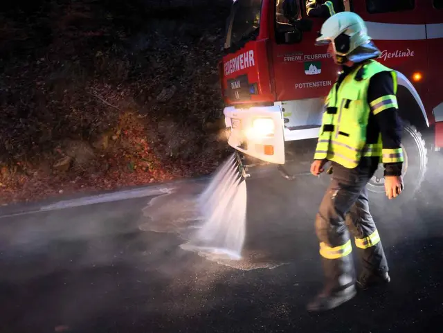 Die Straße wird gesäubert. | Foto: ASB Markus Hackl