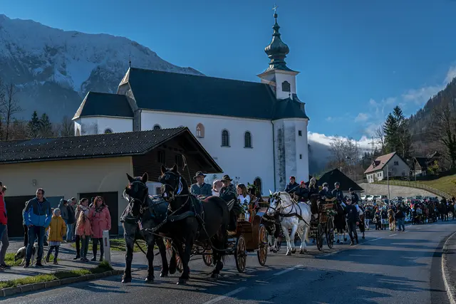 Mehr als 40 Reiter, begleitet von festlich geschmückten Kutschen und edlen Pferden, nehmen an der feierlichen Prozession in Spital am Pyhrn teil.  | Foto: Robert Essl