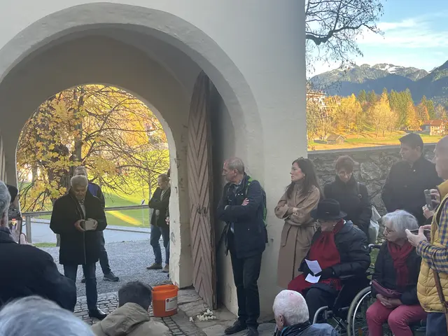 Erhard Gassner, der Enkelsohn und Ziehsohn von Anna Schager, verlegte einen der beiden Stolpersteine. | Foto: MeinBezirk