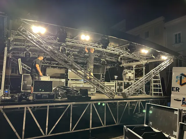 Montage der Lautsprecher und Scheinwerfer. | Foto: Danner Eventsolutions GmbH