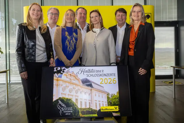 Raiffeisen fungiert auch 2026 wieder als stolzer Partner der Halbturner Schlosskonzerte.
Landesrätin Daniela Winkler, Bürgermeister Halbturn Markus Ulram, Vizepräsidentin Halbturner Schlosskonzerte Gabriele Schindl, Opernsänger Sebastian Holecek, Präsidentin Halbturner Schlosskonzerte Philippa Königsegg-Aulendorf, Generaldirektor Rudolf Könighofer sowie Generaldirektor-Stellvertreterin Eva Fugger wohnten der Pressekonferenz  bei. | Foto: Büro LRin Winkler/ Novak