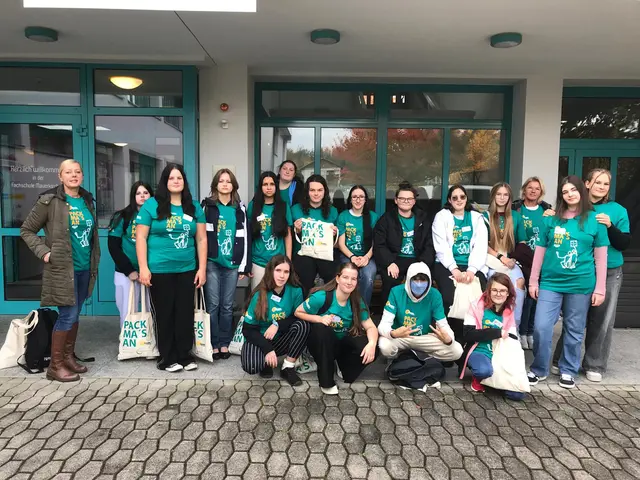 Auch die Schülerinnen und Schüler der Fachwirtschaftsschule Mauerkirchen packten an für den guten Zweck.  | Foto: Mühlbacher/Klaushofer