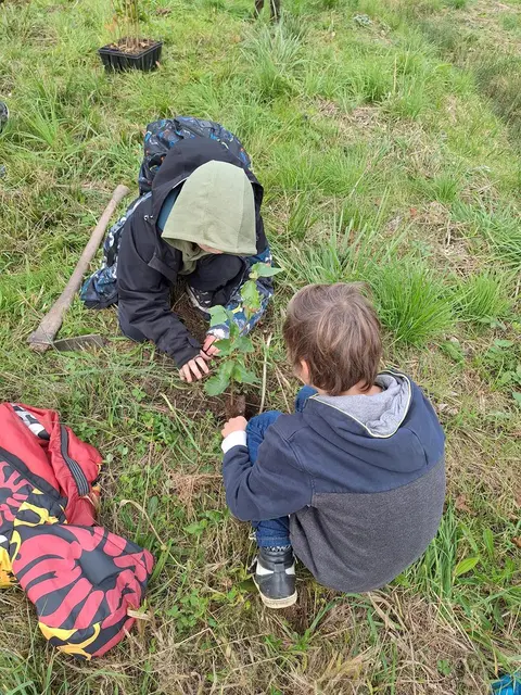 Die Volksschul-Kids waren eifrig im Einsatz. | Foto: KLAR! Inneres Salzkammergut