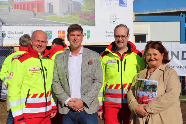 RK-Bezirksstellenleiter Johannes Weinrauch, Gratkorns Bgm. Michael Feldgrill, RK-Ortsstellenleiter Stefan Friedacher und Bgm. Doris Dirnberger von Gratwein-Straßengel sind die Motoren des Neubaues. Nachdem Sappi Eigenbedarf an den Räumlichkeiten anmeldete, begann die Suche nach einem geeigneten Platz für das Rote Kreuz Gratkorn.  Obwohl Sappi für den Auszug keine Frist setzte, war Eile geboten. Ein Neubau dieser Größenordnung an einem zentralen Platz entsteht nicht von heute auf morgen.  | Foto: Edith Ertl