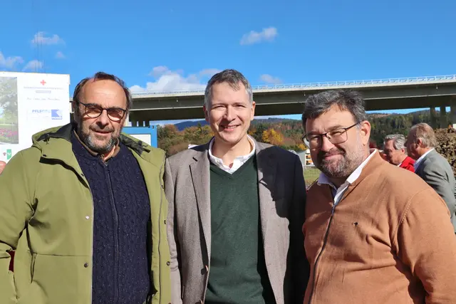 Architekt Arthur Steiner (li) mit Baumeister Paul Pfleger und Hannes Reisinger von Pfleger-Bau setzen den Neubau der Rot Kreuz Ortsstelle Gratkorn um. | Foto: Edith Ertl