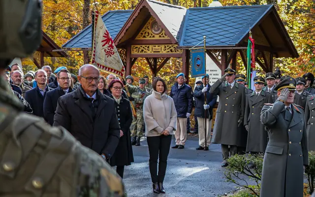 Kranzniederlegung beim Mahnmal am Ende der Allerseelenfeier  | Foto: @C: MilKdo Tirol/Raggl