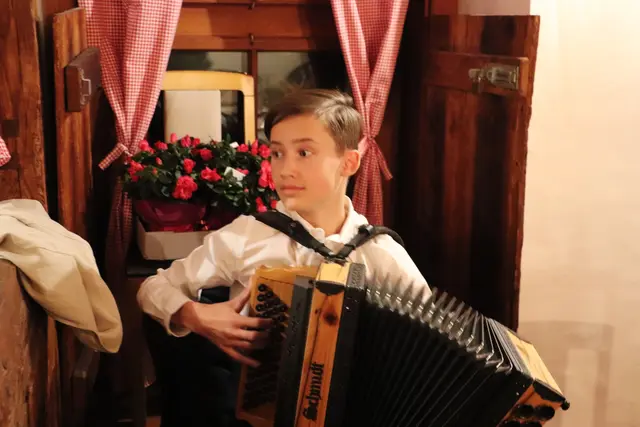 Im Anschluss an die Jahreshauptversammlung des ÖKB Kalsdorf fand in der AUSZEIT Kalsdorf ein vorweihnachtliches Beisammensein statt. Elias Tanner (13) erfreute die Kameraden mit der musikalischen Einstimmung auf der Steirischen.  | Foto: Edith Ertl