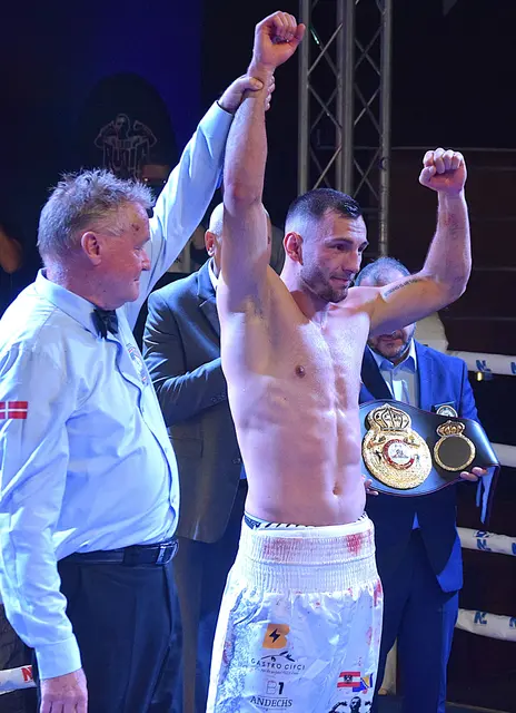 Sieg für Edin bei seiner erfolgreichen Titelverteidigung in Sarajevo durch technischen K.o.. | Foto: Schwaighofer