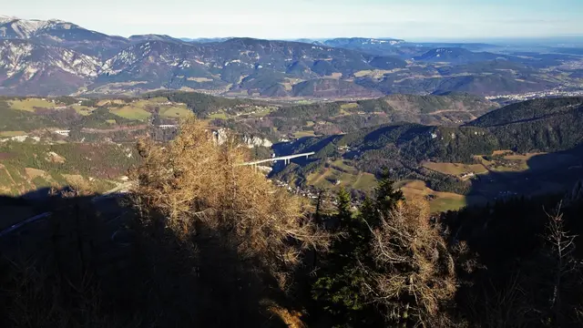 U.a. zu sehen: Schneeberg, Hohe Wand, mittig Schottwien | Foto: © Silvia Plischek