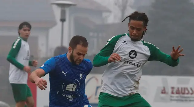 Wartberg-Regisseur Philip Wögerer (blaue Dress) im Zweikampf.  | Foto: MB