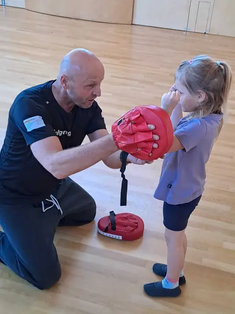 Die Kinder übten mit dem Polizisten. | Foto: Kindergarten Mariahof
