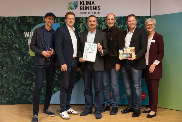 Klimabündnis-GF Norbert Rainer, LR Stefan Kaineder, Vertreter:innen aus Pasching und Klimabündnis-Vorsitzende Katharina Seebacher. | Foto: Land OÖ/Lina Spenlingwimmer