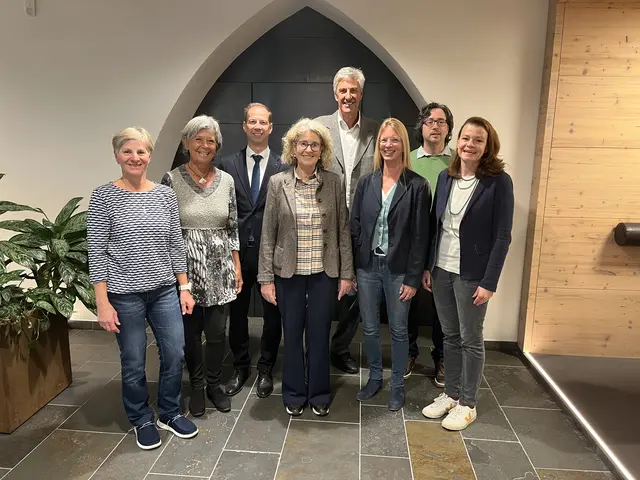 (v.l.n.r.) HOSPIZ Team: Renate Kirchlechner, Renate Mühlfeldner, Dr. Thomas Schiendl (Sparkasse Schwaz), Marina Baldauf, Mag. Johannes Haid (Sparkasse Schwaz), Katrin Gerger, Urban Regensburger, Beatrix Janowski
