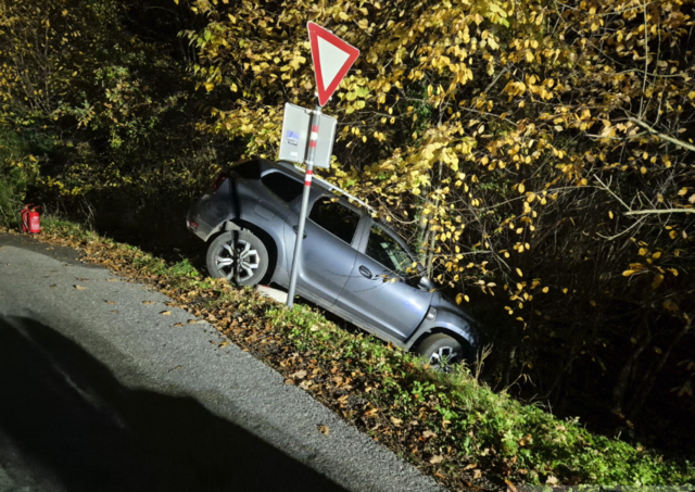 Das Fahrzeug war im Straßengraben und drohte weiter abzurutschen. | Foto: FF Maria Lankowitz