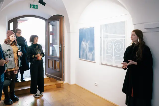 Waidhofens neue Stadtschreiberin Kinga Toth (2.v.r.) besuchte das Opening von Künstlerin
Lea Liebl (r.) in der Come In! Galerie | Foto: Daniela Bachler