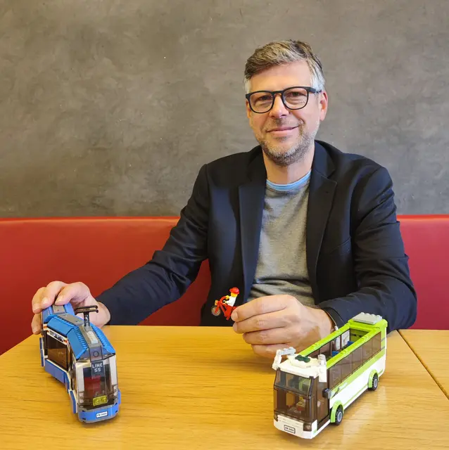 KPÖ-Verkehrssprecher Michael Roth-Schmida hält im öffentlichen Verkehr wenig von "Prestigeprojekten": Viele kleine Verbesserungen wären umsetzbar und würden mehr Menschen zum Umsteigen bewegen. | Foto: KPÖ Linz