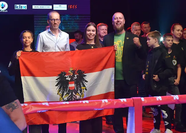 Österreicherinnen und Österreicher kurz vor der WBA-Gürtel-Übergabe. | Foto: Schwaighofer