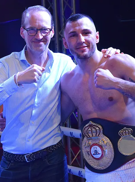Georg Diwald  (li.) von der Österreich Botschaft Sarajevo und Edin Avdic mit Kämpferfaust. | Foto: Schwaighofer