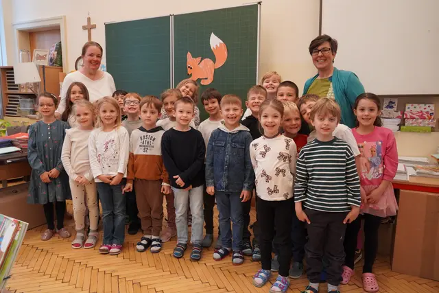 1. Klasse der VS Hermannstraße mit Lisbeth Weickert und Direktorin Ulrike Haider