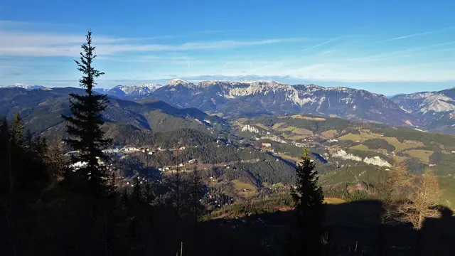Semmering-/Pinkenkogel und Kurort Semmering - dahinter Schneealpe, Rax, Schneeberg - mittig der Kreuzberg | Foto: © Silvia Plischek