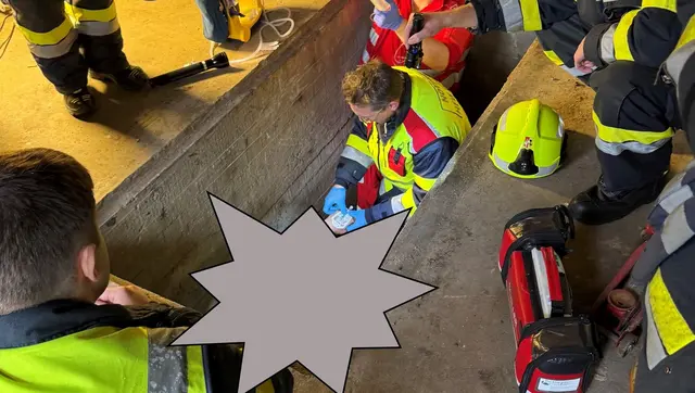 Hier wird der Verletzte versorgt. | Foto: Hauptfeuerwache Villach