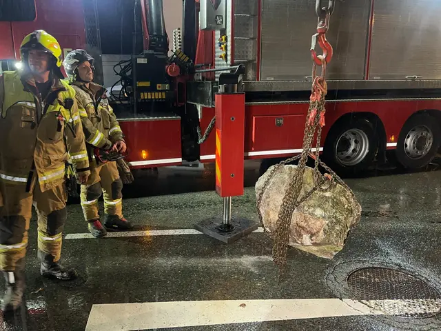 Zwei Verkehrsunfälle am Sonntagabend in Tirol – Schwerverletzter Motorradfahrer in Kitzbühel und Felsbrocken in Kirchbichl, der einen PKW stoppte. | Foto: zoom.tirol