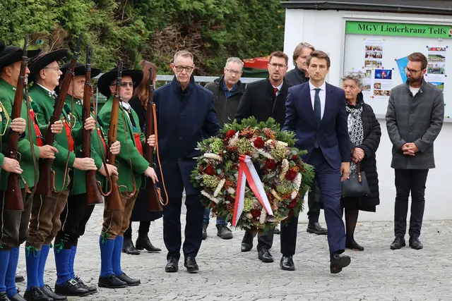 Bgm. Christian Härting, Vize-Bgm. Klaus Schuchter und Vize-Bgm. Johannes Augustin legten gemeinsam einen Kranz nieder – zum Zeichen des Respekts und der Erinnerung an alle Opfer von Krieg und Gewalt. | Foto: MG Telfs/Hackl