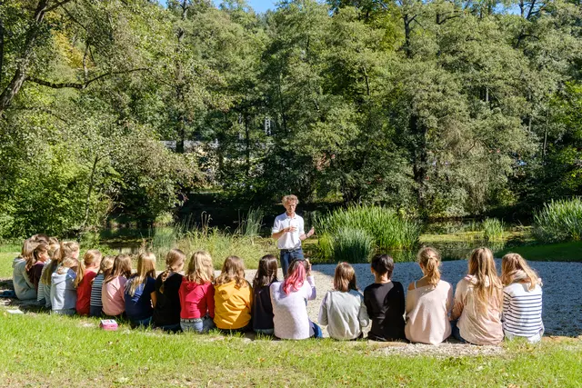 Schüler:innen des BG Vöcklabruck beim Lernen im Schulpark. | Foto: Foto Humer